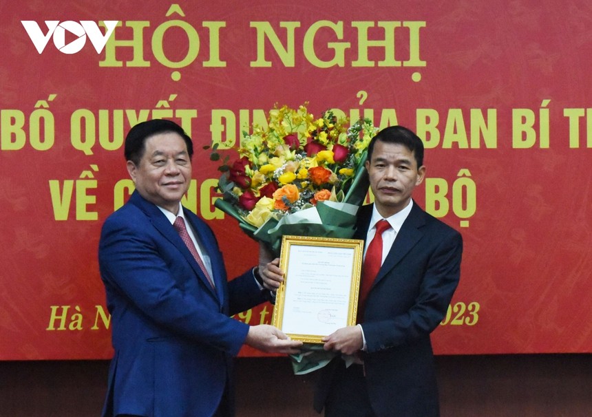 Ông Nguyễn Trọng Nghĩa, Bí thư Trung ương Đảng, Trưởng Ban Tuyên giáo trung ương, trao quyết định cho ông Vũ Thanh Mai.