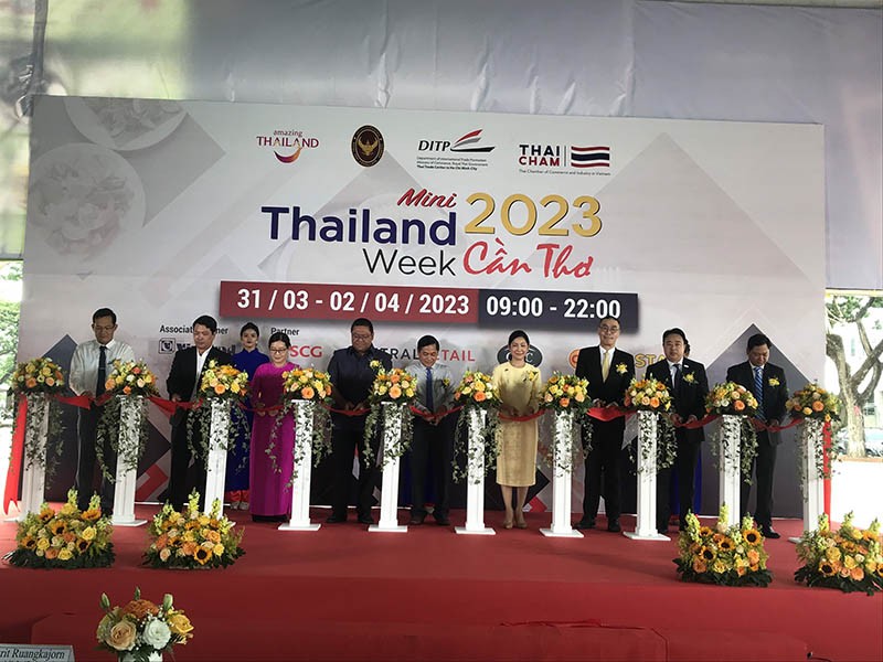 Lãnh đạo UBND TP. Cần Thơ và Tổng Lãnh sự quán Thái Lan tại TP.HCM thực hiện nghi thức cắt băng khai mạc Tuần lễ Thái Lan 2023 tại Cần Thơ.