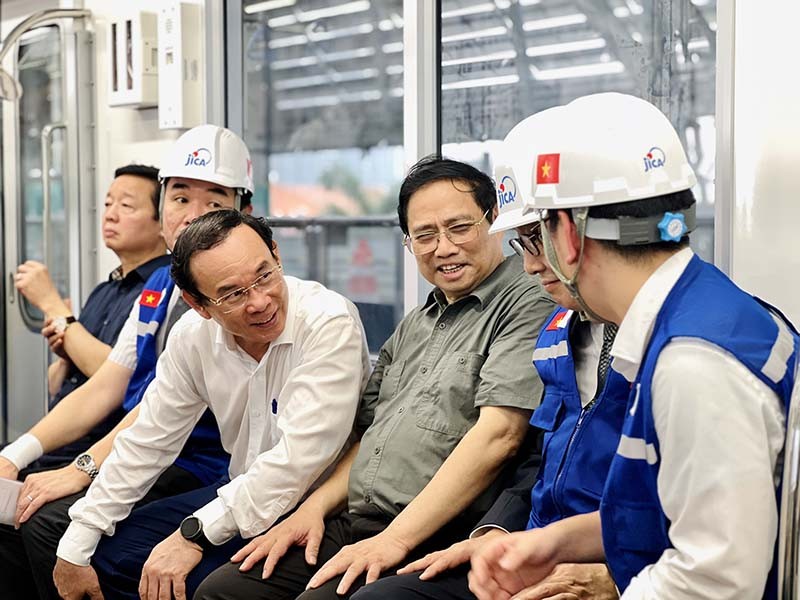 Thủ tướng Phạm Minh Chính và Bí thư Nguyễn Văn Nên cùng lãnh đạo TP.HCM đi thử tàu metro Bến Thành - Suối Tiên vào ngày 15/4. Ảnh: Lê Toàn.