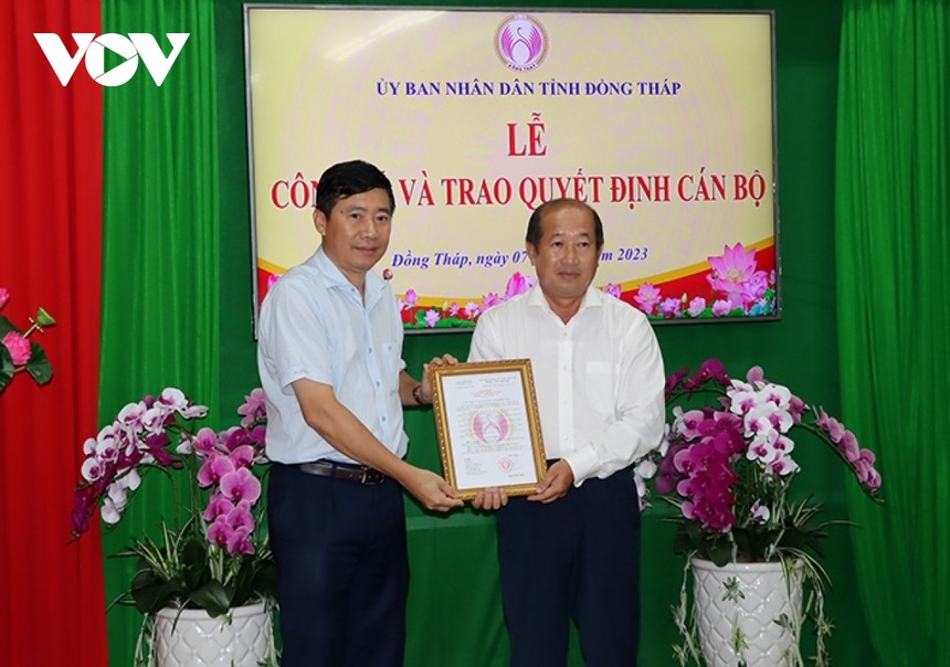 Ông Phạm Thiện Nghĩa, Chủ tịch UBND tỉnh Đồng Tháp trao quyết định cho ông Đoàn Tấn Bửu.