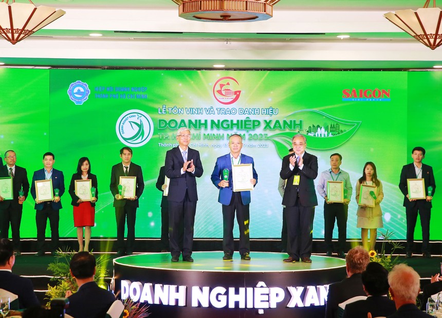 Ông Phan Đình Tuệ - Thành viên HĐQT Sacombank nhận giải thưởng “Doanh nghiệp xanh TP.HCM năm 2023” từ đại diện BTC.