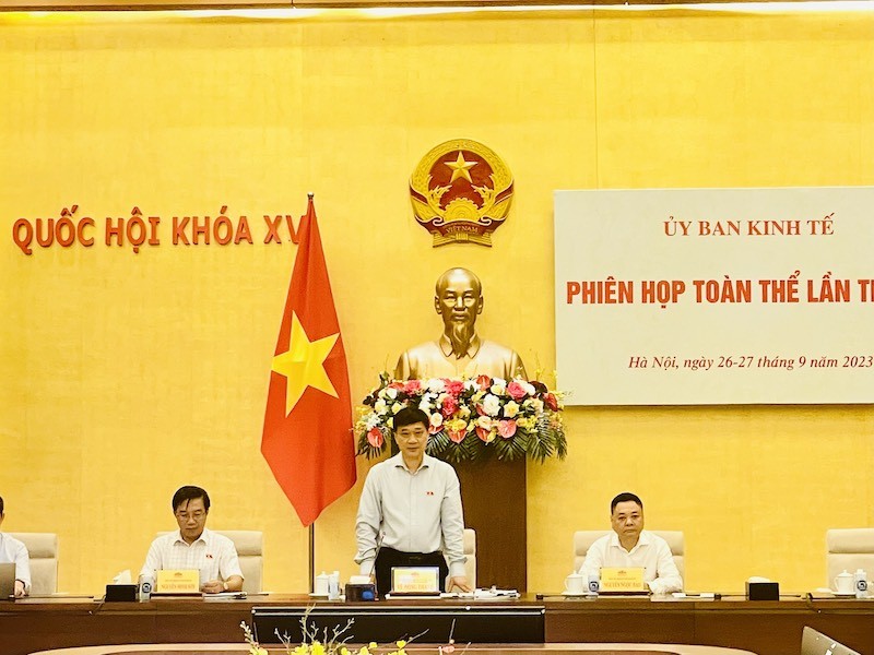 Chủ nhiệm Ủy ban Kinh tế Vũ Hồng Thanh chủ trì phiên họp.