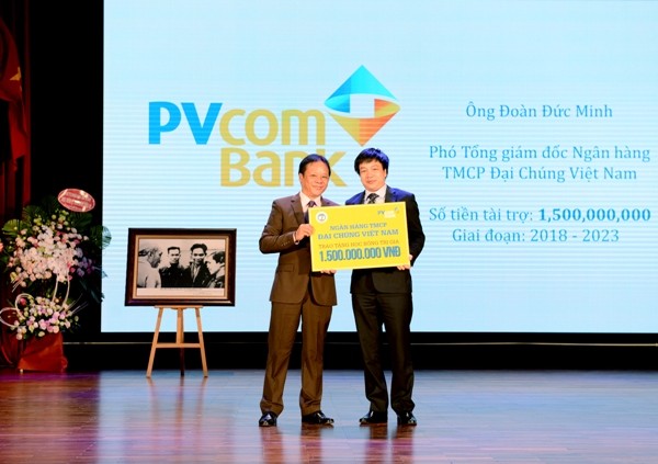 PVcomBank trao học bổng 1,5 tỷ đồng cho sinh viên Đại học Kinh tế Quốc dân