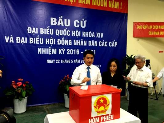 Ông Nguyễn Đức Chung  - Chủ tịch UBND TP Hà Nội bỏ phiếu bầu cử (Ảnh: internet)

