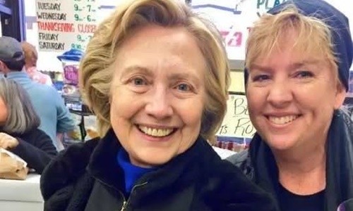 Bà Hillary Clinton (trái) chụp ảnh cùng chủ cửa hàng tạp hóa ở Chappaqua, New York. Ảnh: Linda Bosco