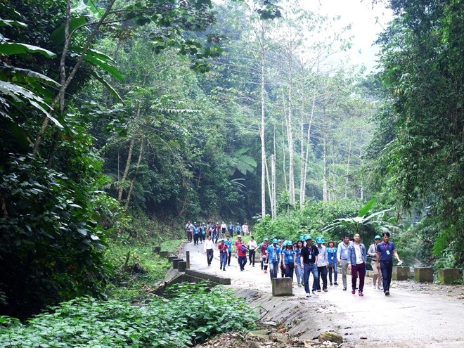 Vườn quốc gia Phù Mát là rừng đặc dụng nằm ở phía tây Nghệ An, tiếng Thái Pù Mát có nghĩa "con dốc cao". Nơi đây được xác nhận là vùng lõi khu dự trữ sinh quyển miền tây Nghệ An do UNESCO công nhận năm 2007. Trên ảnh, du khách tham quan vườn quốc gia vào những ngày cuối tháng 3. 