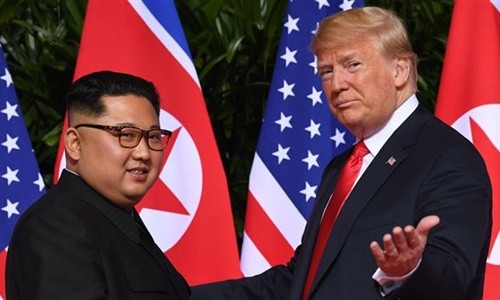 Tổng thống Mỹ Trump (phải) và lãnh đạo Triều Tiên Kim Jong-un tại Singapore tháng 6/2018. Ảnh:AFP.