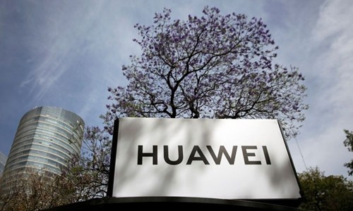 Logo Huawei tại một trạm chờ xe buýt ở Mexico hồi tháng hai. Ảnh: Reuters.