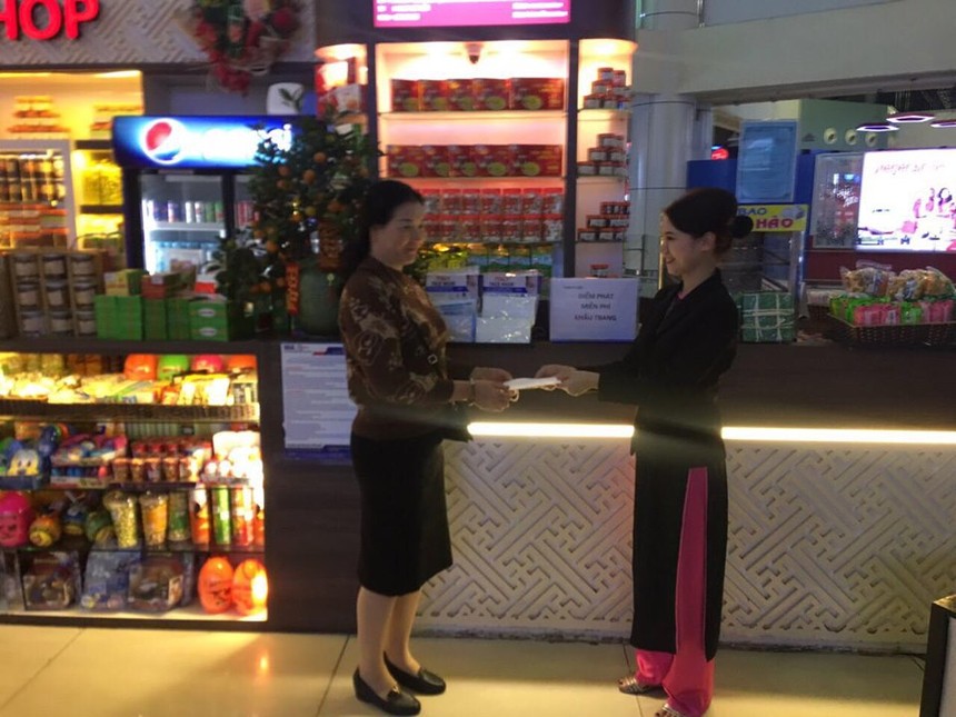 Phát miễn phí khẩu trang tại Sân bay Nội Bài
