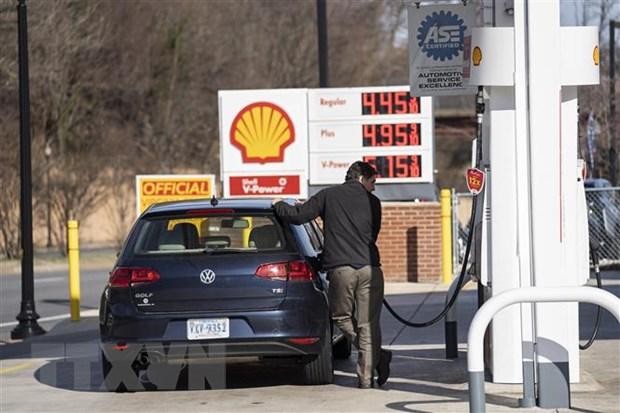 Bơm xăng cho phương tiện tại một trạm xăng ở New York, Mỹ. (Ảnh: THX/TTXVN)