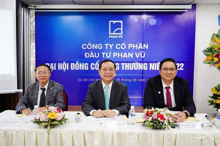 Chủ toạ đoàn (từ bên trái qua): Ông Nguyễn Đức Dũng, Thành viên HĐQT; ông Phan Khắc Long, Chủ tịch HĐQT và ông Trần Vũ Anh Tuấn, Phó tổng giám đốc Công ty