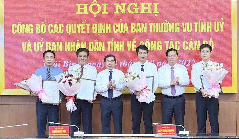 Chủ tịch HĐND tỉnh Thái Bình Nguyễn Tiến Thành và Chủ tịch UBND tỉnh Nguyễn Khắc Thận trao quyết định, tặng hoa các đồng chí được bổ nhiệm, điều động