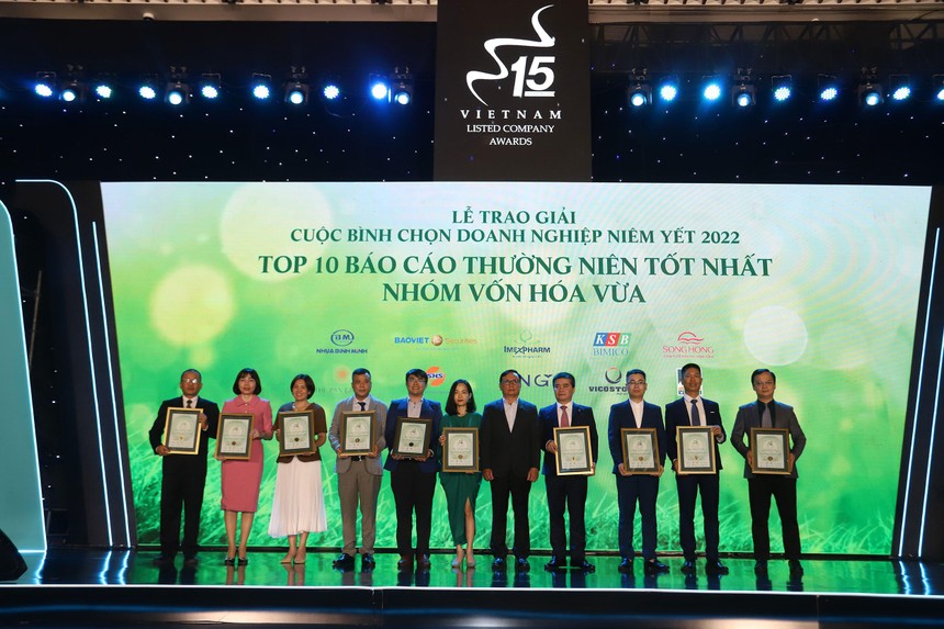 Ông Nguyễn Sơn, Chủ tịch Trung tâm Lưu ký (VSD) trao giải cho Top 10 Báo cáo thường niên tốt nhất năm 2022 nhóm vốn hóa vừa. Ảnh: Lê Toàn