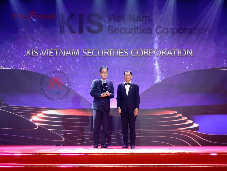 CEO KIS Vietnam (phải) nhận giải thưởng Best ETF Market Maker Vietnam 2023
