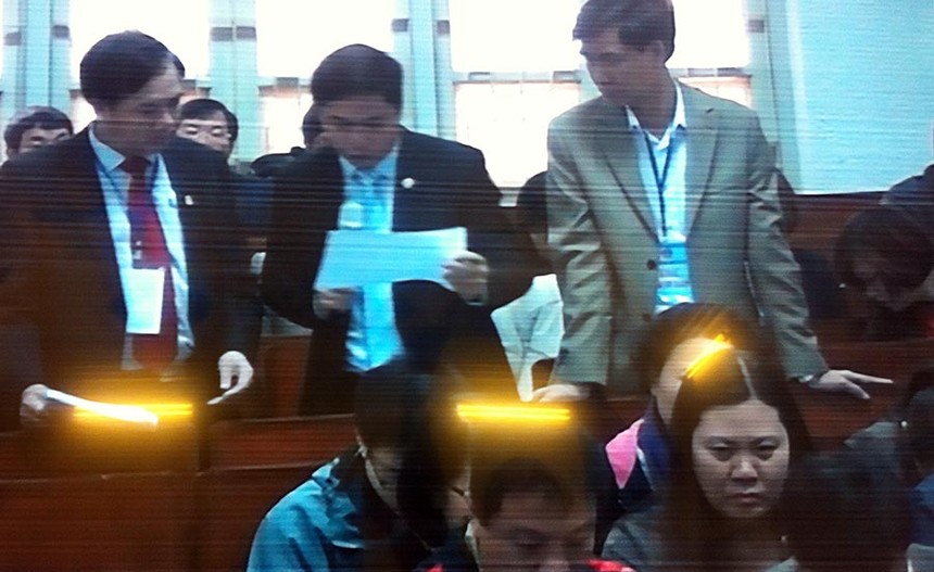 Đại diện Ngân hàng Agribank và chi nhánh Nam Hà Nội trình bày tại tòa (ảnh chụp qua màn hình)