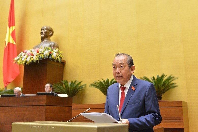 Phó Thủ tướng Thường trực Chính phủ Trương Hòa Bình báo cáo tại nghị trường.