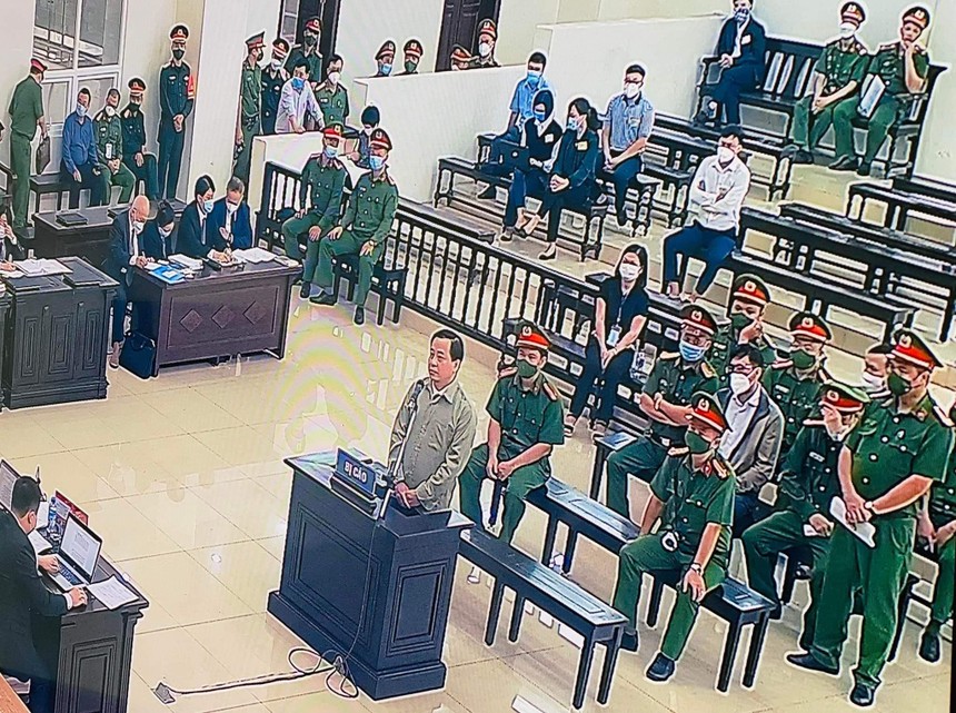 Phan Văn Anh Vũ và các bị cáo hầu tòa.