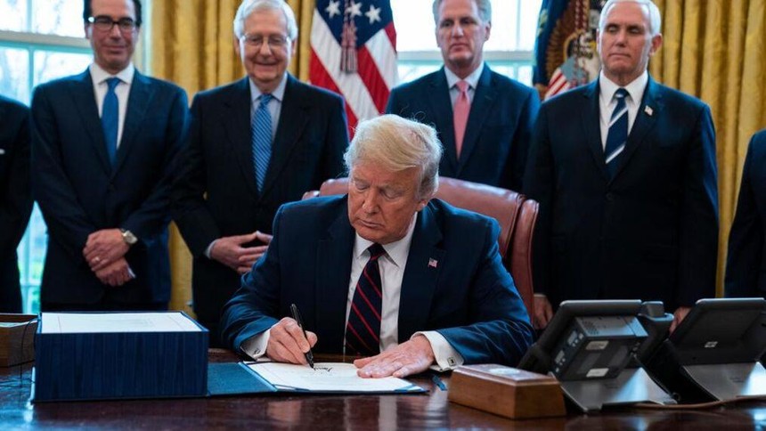 Tổng thống Trump ký thông qua dự luật cứu trợ Covid 900 tỷ USD