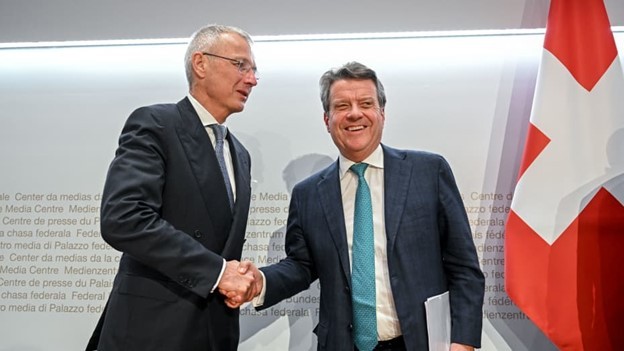 Chủ tịch UBS Colm Kelleher và chủ tịch Credit Suisse Axel Lehmann sau cuộc họp báo đàm phán về Credit Suisse ngày 19/3/2023