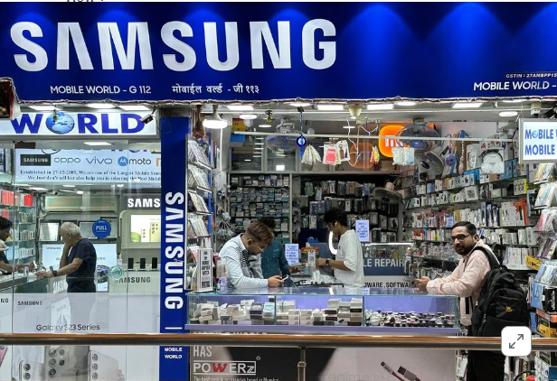 Cửa hàng bán điện thoại Samsung tại Ấn Độ