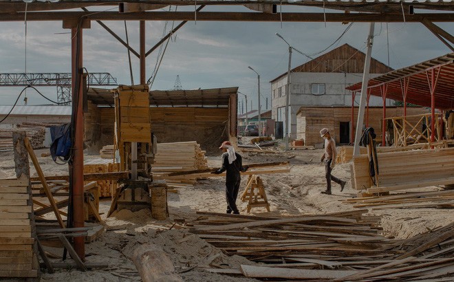Một xưởng cưa của Trung Quốc ở Kansk, Siberia, Nga. Ảnh: NYT