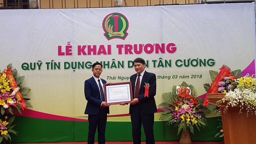 Đại diện BHTG Việt Nam trao Chứng nhận tham gia BHTG cho Quỹ tín dụng nhân dân Tân Cương (TP. Thái Nguyên, tỉnh Thái Nguyên)