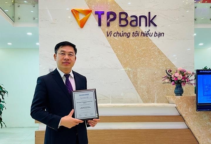 Ông Đinh Văn Chiến, Phó Tổng Giám đốc TPBank nhận giải thưởng The Asian Banker