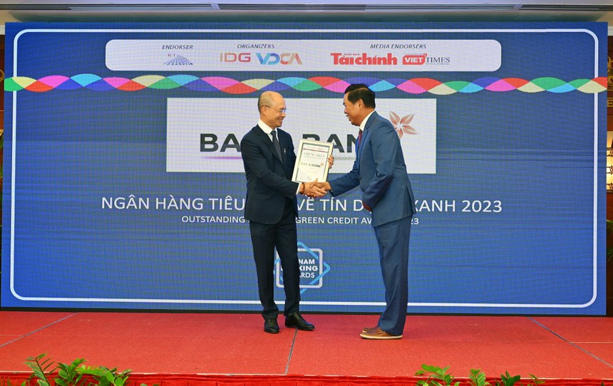 Ông Chu Nguyên Bình, Phó Tổng Giám đốc Ngân hàng TMCP Bắc Á nhận giải thưởng từ ban tổ chức. 