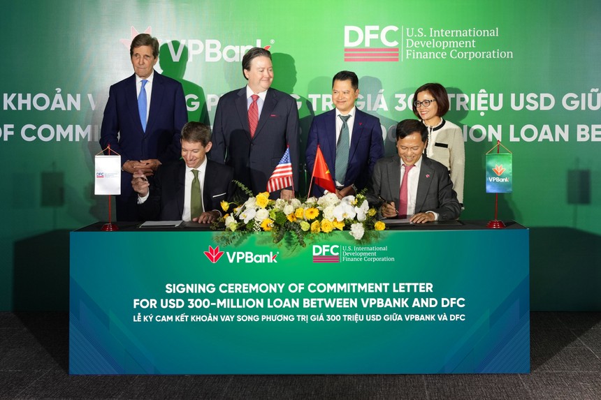 Đại diện lãnh đạo DFC và VPBank ký cam kết khoản vay song phương trị giá 300 triệu USD