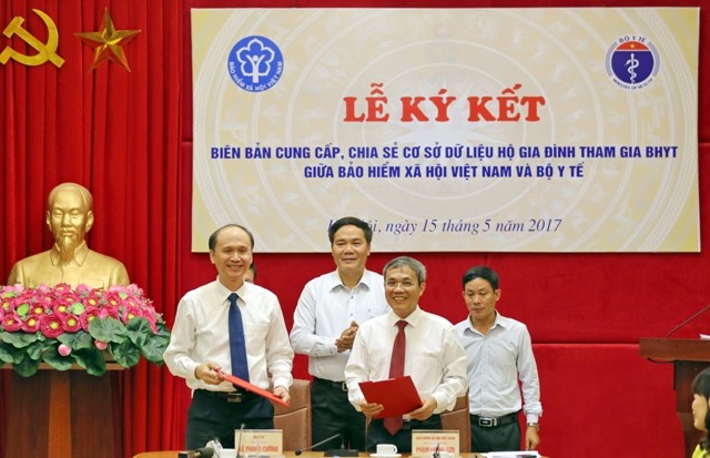 Phó tổng giám đốc Bảo hiểm xã hội Việt Nam 
 Phạm Lương Sơn và Thứ trưởng Bộ Y tế Lê Quang Cường ký và bàn giao biên bản 
