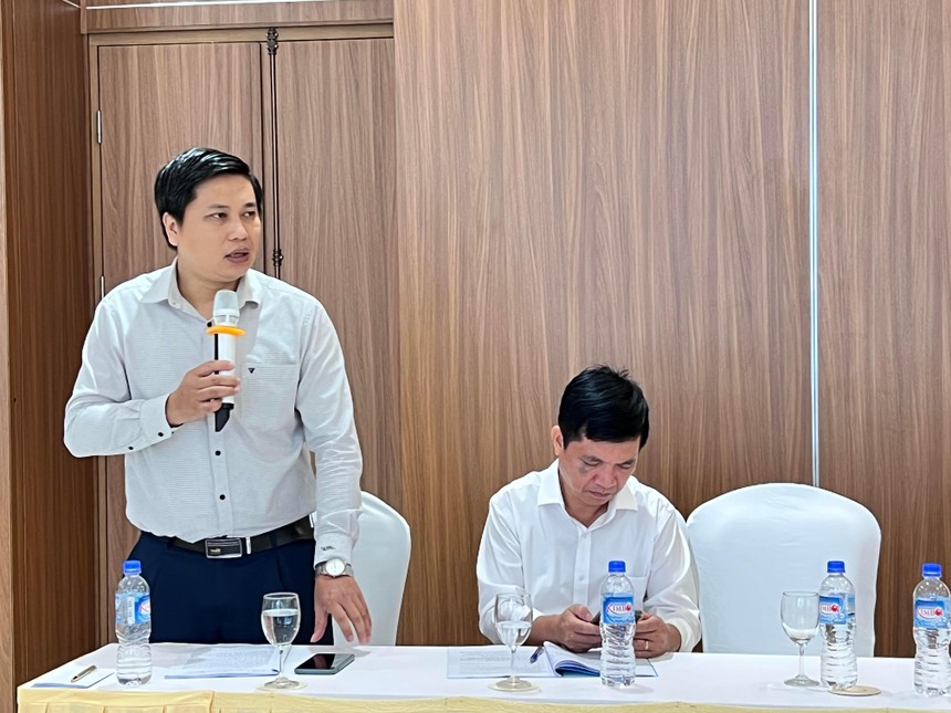 TS. Trần Minh Sơn, Trưởng Văn phòng Chương trình hỗ trợ pháp lý liên ngành cho doanh nghiệp nhỏ và vừa, Bộ Tư pháp trình bày tại Hội thảo (ảnh: M.M)