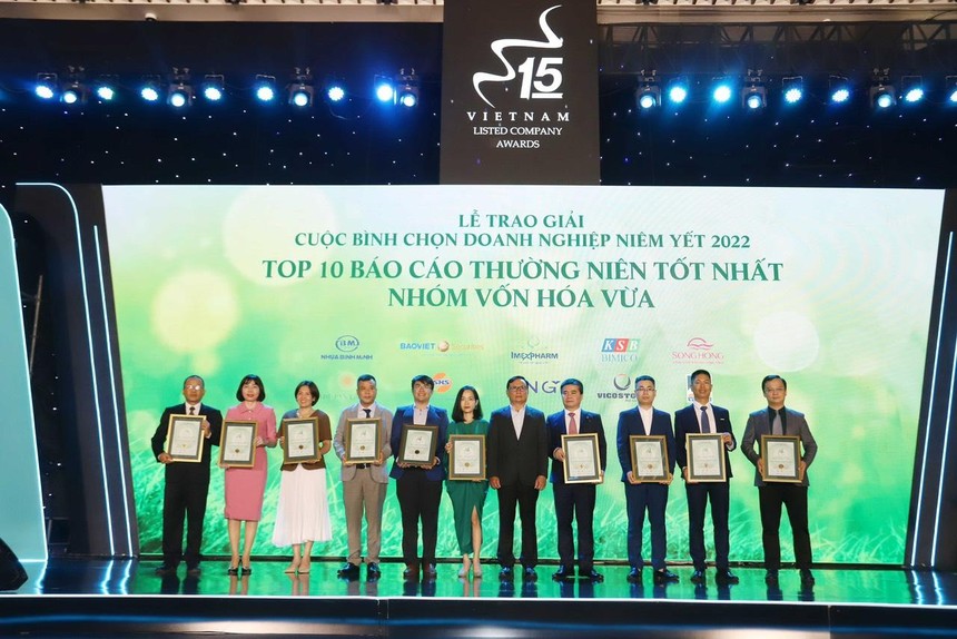 Bà Nguyễn Thị Thanh Thủy, Phó tổng giám đốc BVSC (người thứ hai từ trái sang) cùng các đại diện doanh nghiệp nhận giải thưởng.