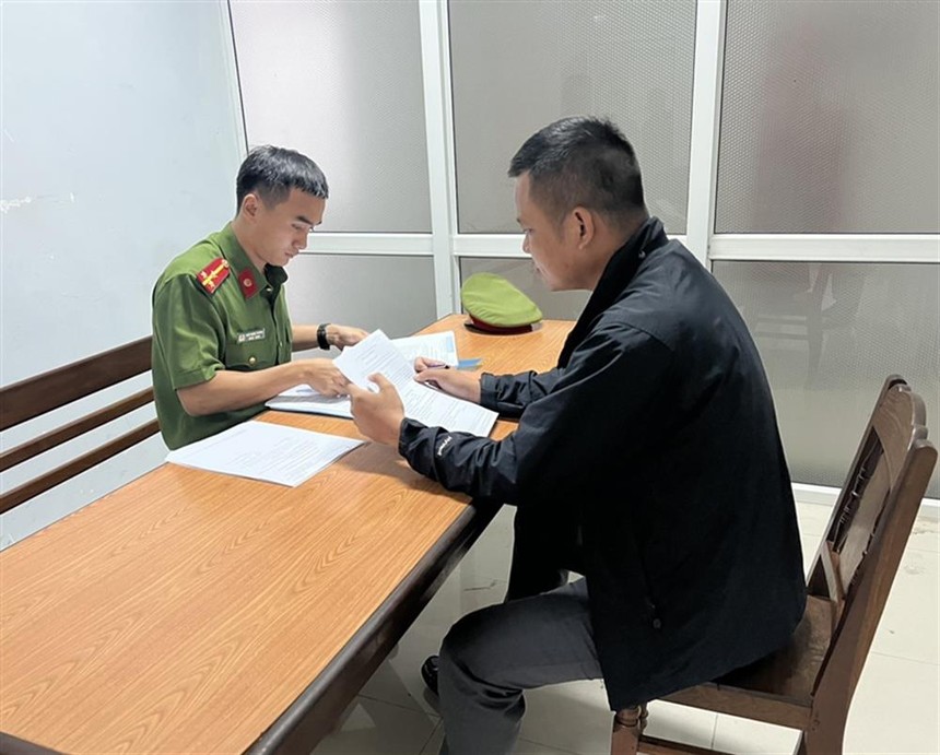 Cán bộ công an làm việc với đối tượng Nguyễn Thái Điền (Ảnh: BCA)