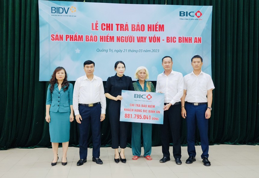 BIC trao gần 900 triệu đồng quyền lợi bảo hiểm cho khách hàng vay vốn tại Quảng Trị