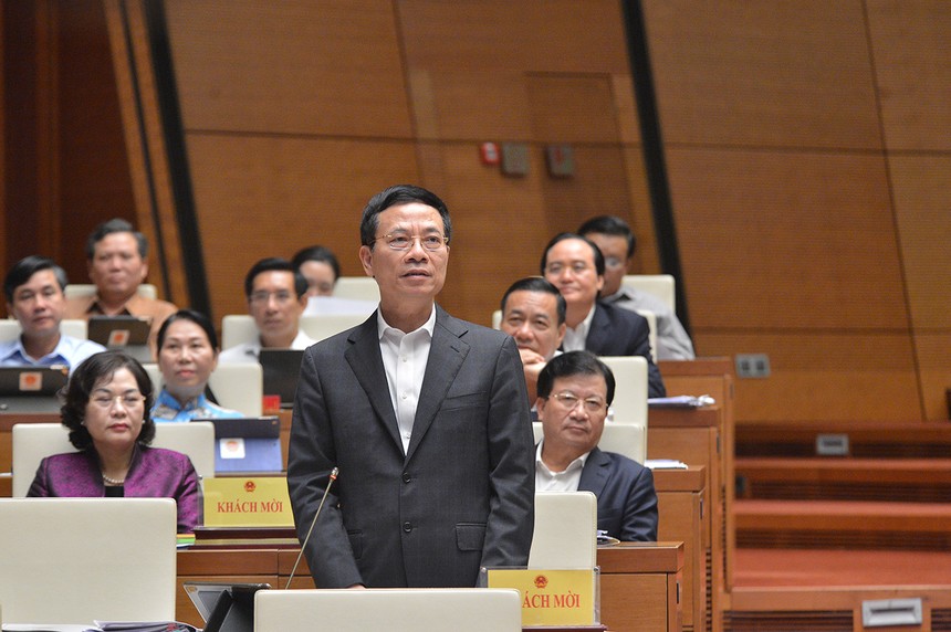 Bộ trưởng Nguyễn Mạnh Hùng trả lời chất vấn tại kỳ họp thứ 10 của Quốc hội khóa XIV.