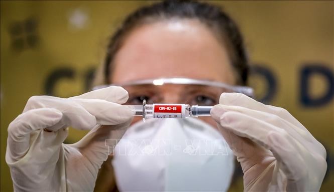 Nhân viên y tế giới thiệu mẫu vaccine ngừa COVID-19 do Công ty dược Sinovac của Trung Quốc phát triển tại bệnh viện Sao Lucas ở Porto Alegre, Brazil. Ảnh minh họa: AFP/TTXVN 
