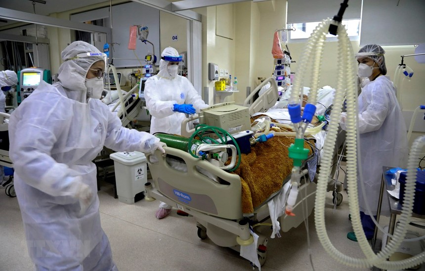 Bệnh nhân nhiễm COVID-19 điều trị tại bệnh viện ở Porto Alegre, Brazil. (Ảnh: AFP/TTXVN)