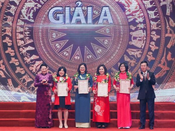 Chủ tịch Quốc hội Nguyễn Thị Kim Ngân và Trưởng ban Tuyên giáo Trung ương Võ Văn Thưởng trao giải cho các tác giả đoạt giải A - (Ảnh Duy Linh).
