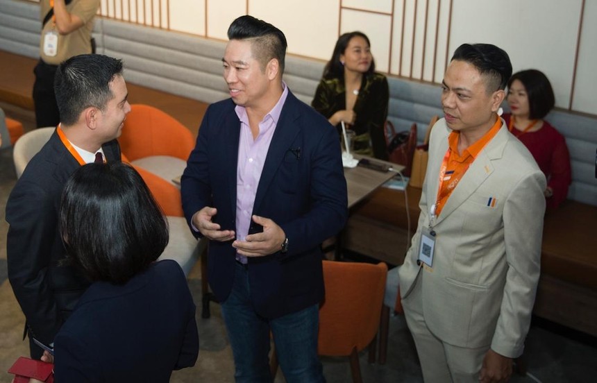 John Lê (đứng thứ hai từ phải sang) trao đổi với ông Nguyễn Trung Tín, Phó Tổng giám đốc Tập đoàn Bất động sản An Gia (thứ hai từ trái sang) tại một sự kiện về khởi nghiệp. 