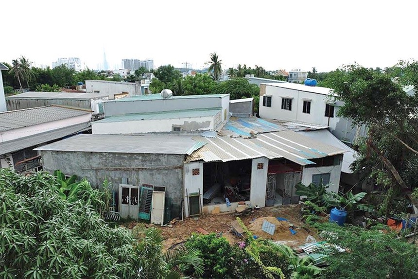 Những căn nhà tạm bợ của người dân trong khu quy hoạch treo ga Bình Triệu