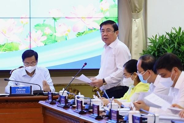 Ông Nguyễn Thành Phong, Chủ tịch UBND TP.HCM báo cáo tại buổi họp ngày 13/5