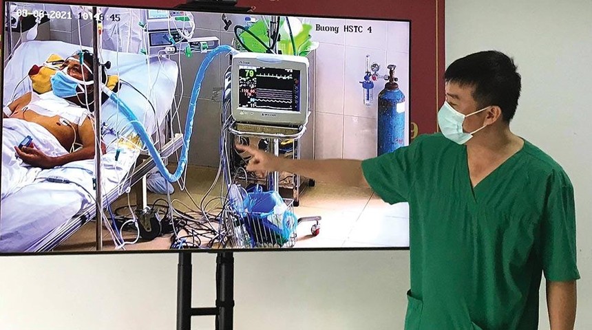Bệnh nhân Covid-19 tại khu cấp cứu, hồi sức của Bệnh viện Phổi Bắc Giang luôn được bác sĩ Trần Thanh Linh và đồng nghiệp của Bệnh viện Chợ Rẫy theo dõi sát.