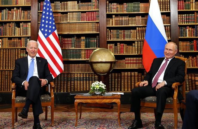Tổng thống Mỹ Joe Biden (trái) và Tổng thống Nga Vladimir Putin tại hội nghị thượng đỉnh ở Geneva, Thụy Sĩ, ngày 16/6/2021. Ảnh: THX/ TTXVN