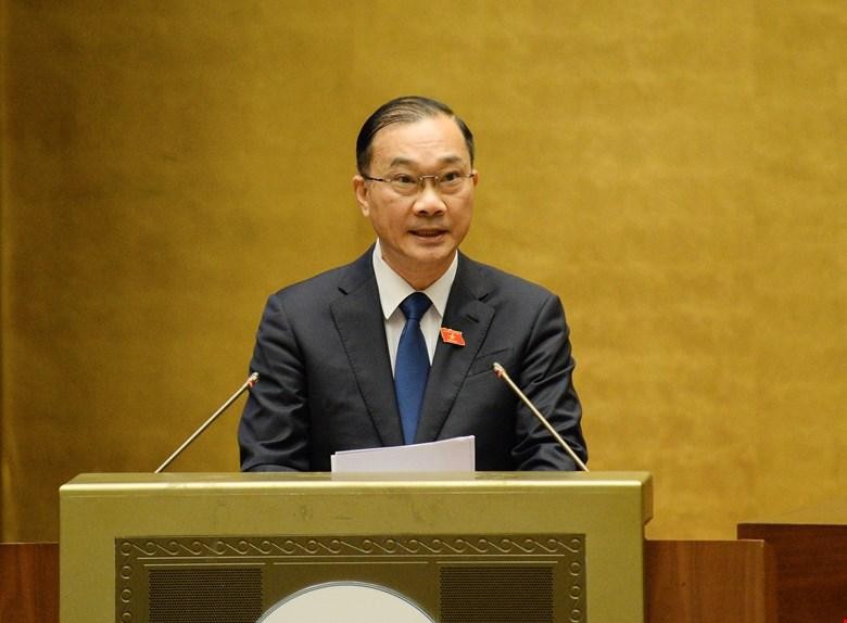 Chủ nhiệm Ủy ban Kinh tế Vũ Hồng Thanh trình bày báo cáo thẩm tra (Ảnh Quochoi.vn) 