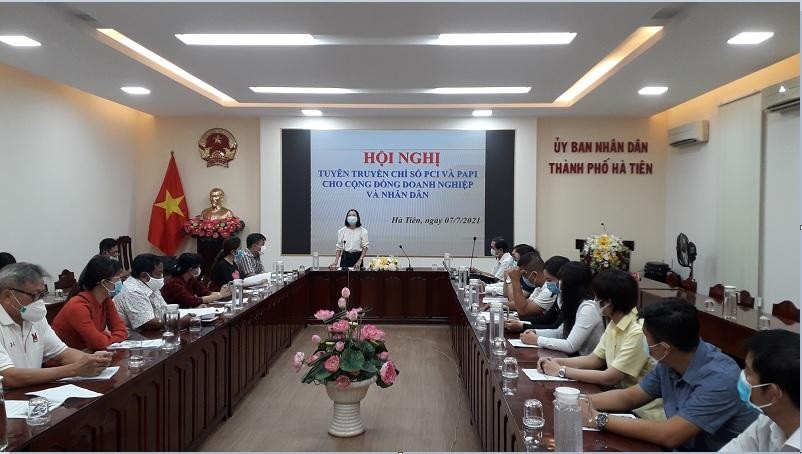 Bà Nguyễn Duy Linh Thảo, Giám đốc Trung tâm Xúc tiến Đầu tư, Thương mại và Du lịch Kiên Giang phát biểu tại Hội nghị tuyên truyền chỉ số PCI và PAPI cho cộng đồng doanh nghiệp và nhân dân tổ chức tại TP. Hà Tiên