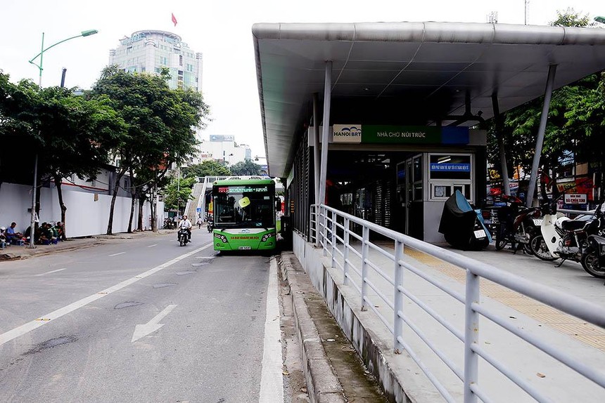 Ngoài việc thường xuyên gây ùn tắc giao thông trong giờ cao điểm, Thanh tra Chính phủ khẳng định, tuyến BRT01 chưa đạt được hiệu quả như mong đợi, chưa đạt mục tiêu đề ra, dù nhận được đầu tư với số tiền rất lớn. Ảnh: Đức Thanh