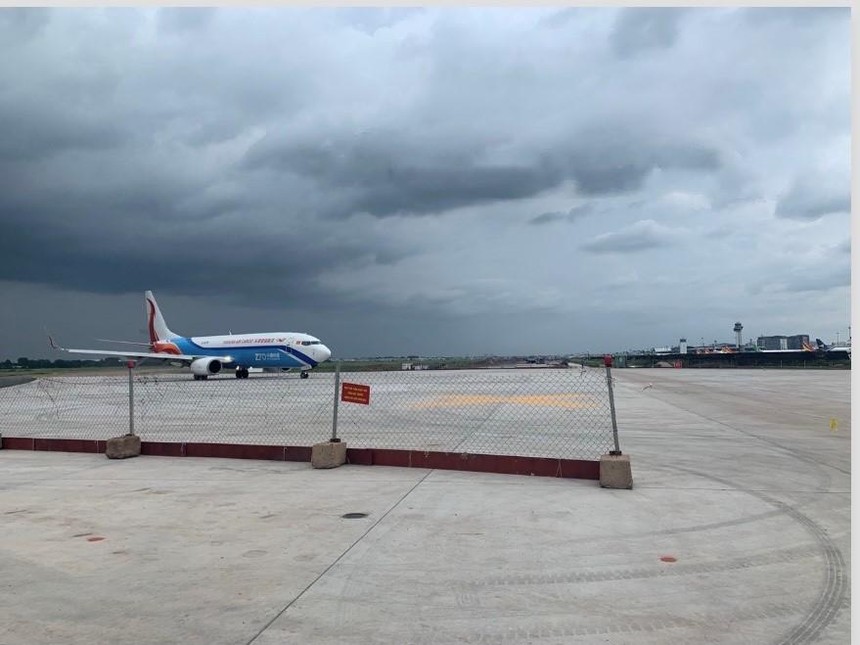 Một trong những tàu bay đầu tiên lăn trên đường lăn S7 mới tại sân bay Tân Sơn Nhất vào chiều 10/9.