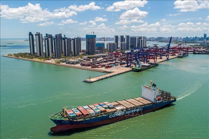 Hàng hóa tại cảng ở Hải Khẩu, tỉnh Hải Nam,Trung Quốc. Ảnh: AFP/TTXVN