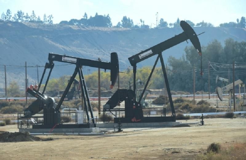 Giá dầu thô Mỹ rớt hơn 6,2% còn 73,58 USD/thùng trong phiên giao dịch sáng 26/11. Ảnh: AFP