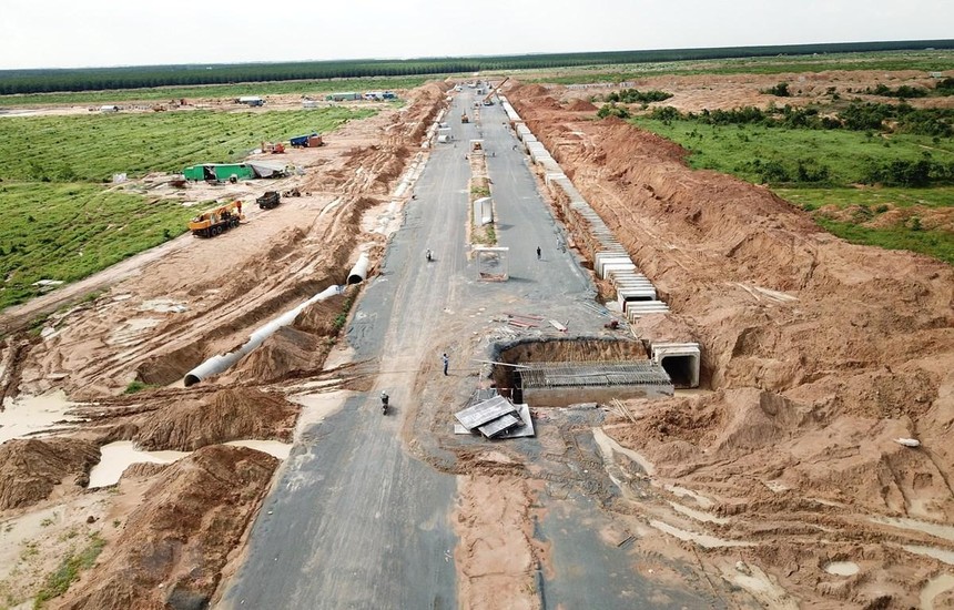 Thi công hoàn thiện tuyến đường chính trong Khu tái định cư Lộc An - Bình Sơn. (Ảnh: Công Phong/TTXVN)